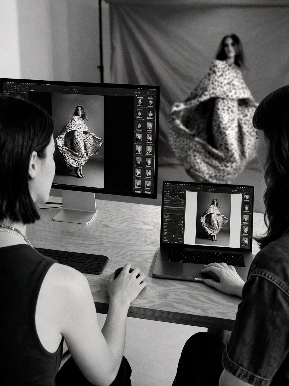 MB Editing Studio al lavoro: postazione digitale in studio durante uno shooting